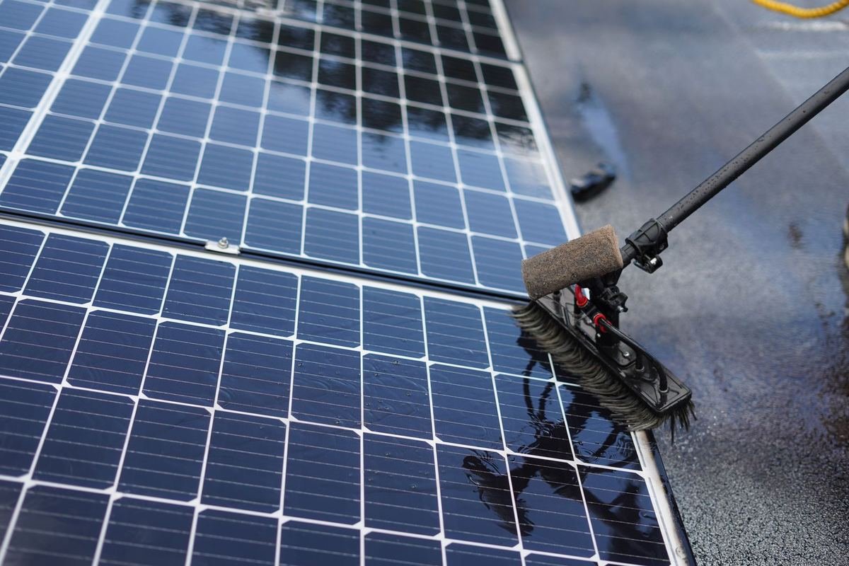 Güneş enerjisi santralinde panel temizliği yapılması