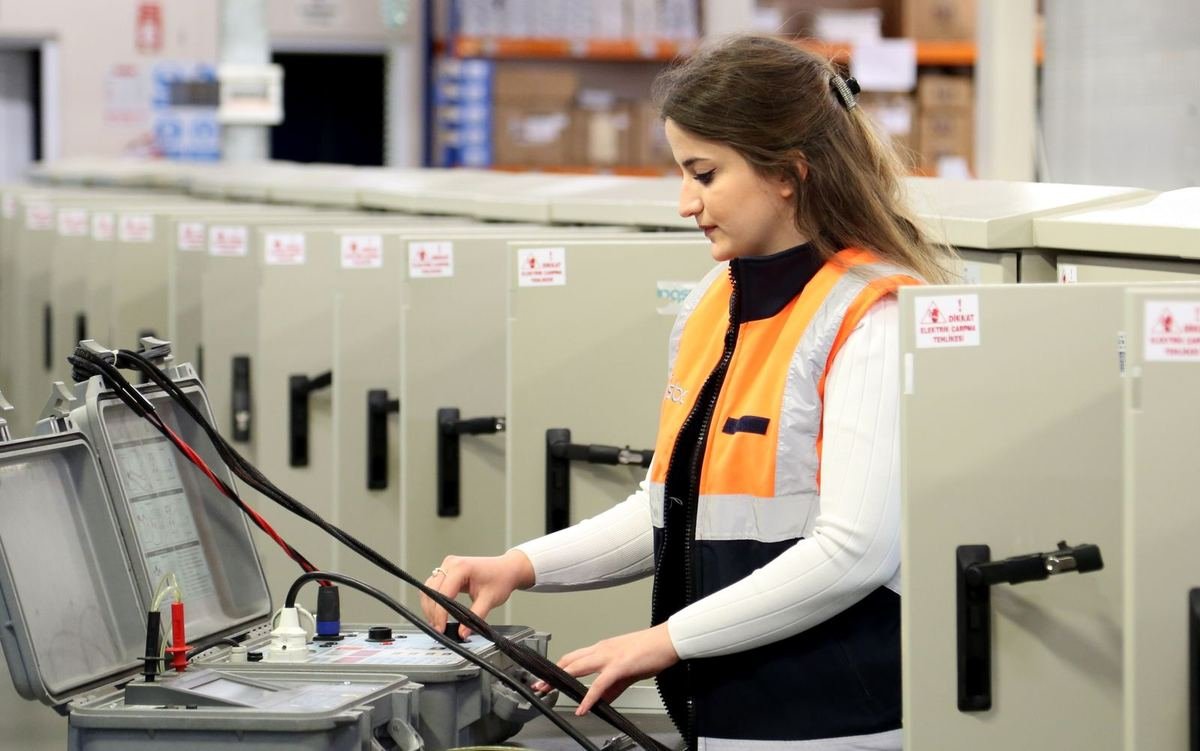 Salihli'de elektrik panosunda test ölçümü yapan mühendis