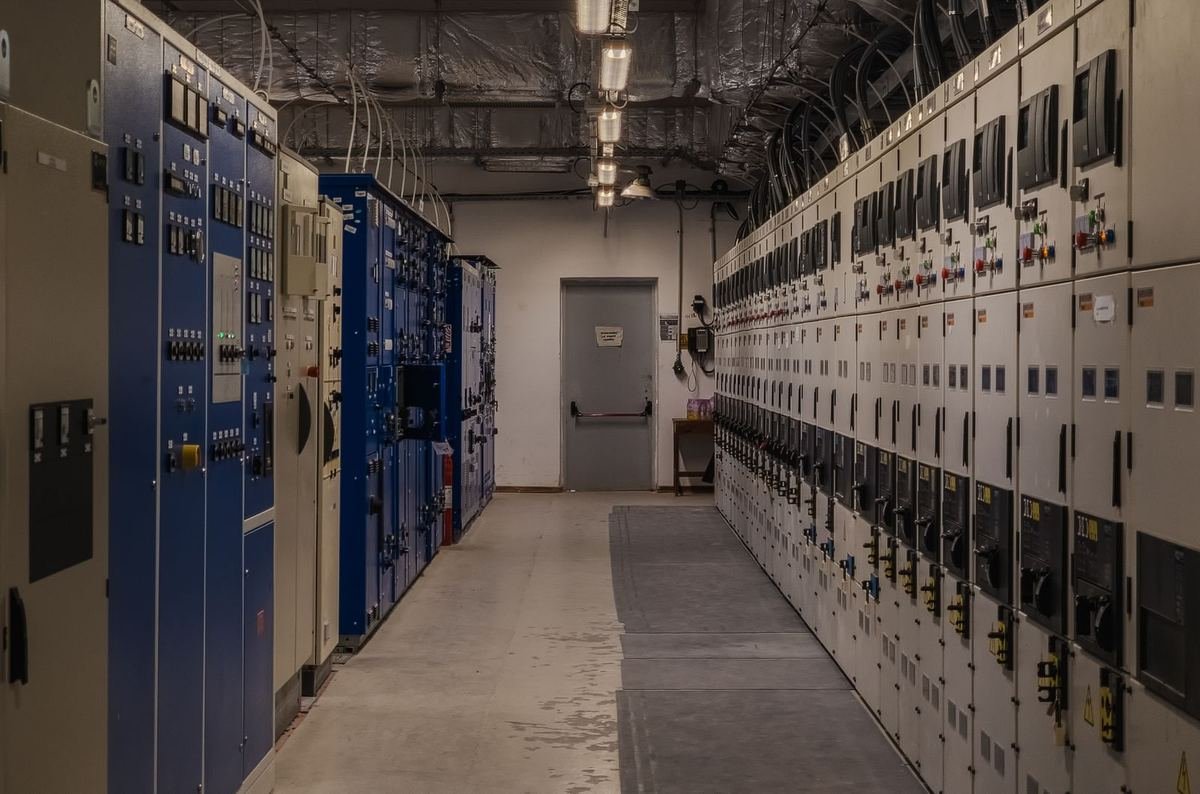 Yüksek gerilim şalt sahasında elektrik panoları